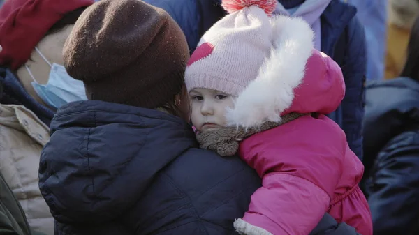 Lviv, Ukrayna - 15 Mart 2022: anne ve kız. Ukraynalı mülteciler tren istasyonunda treni bekliyorlar. Portre görüntüsü. Ukrayna 'da savaş.