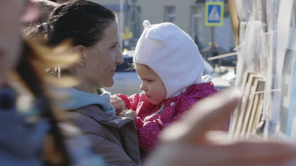 Lviv, Ukrayna - 15 Mart 2022: Lviv tren istasyonunda Avrupa 'ya kaçmak için bekleyen Ukraynalı anne ve kız mülteciler. Kadın elinde çocuğunu sakinleştiriyor..