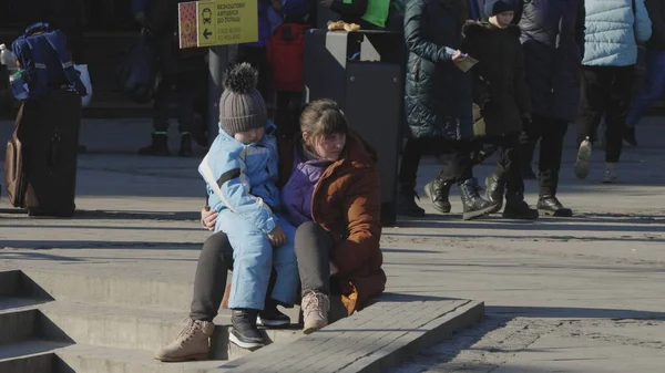 Lviv, Ukrayna - 15 Mart 2022: anne ve çocuğu. Ukraynalı mülteciler tren istasyonunda. Ukrayna 'da savaş. Editoryal Stok Görüntüsü.