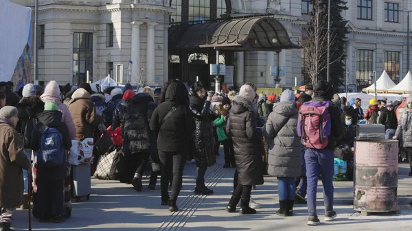 Lviv, Ukrayna - 15 Mart 2022: Farklı Ukrayna şehirleri arasında hareket eden mültecileri beklerken tren istasyonunda bekleyen kalabalık. Zorunlu göç.