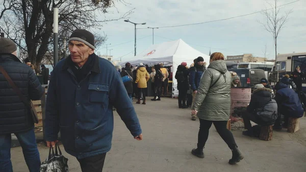 Lviv, Ukrayna - 15 Mart 2022: Birçok gönüllü Ukraynalı mültecilere yardım etti. Bir sürü yiyecek ve insanlar için bir başka yardım. Editoryal Stok Görüntüsü.