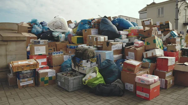 Lviv, Ukrayna - 15 Mart 2022: Gönüllüler Ukraynalı mültecilere bağış yapıyor ve onları sınır ve Ukrayna 'ya taşımak için paketliyorlar. Ukrayna 'da savaş kavramı.