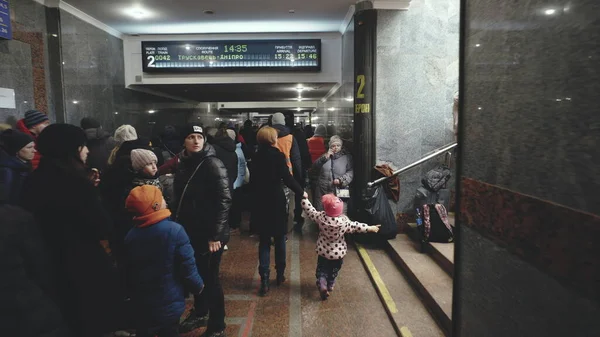 Львов, Украина - 15 марта 2022 года: Украинские беженцы на железнодорожном вокзале Львова ждут поезда, чтобы сбежать в Европу. Толпа людей. Концепция войны на Украине. — стоковое фото