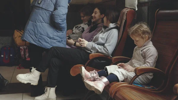 Lviv, Ukrayna - 15 Mart 2022: Rusya 'nın Ukrayna' ya düzenlediği insani yardım krizi. Ukraynalı mülteciler tren istasyonunda. Küçük üzgün kız ilk planda.