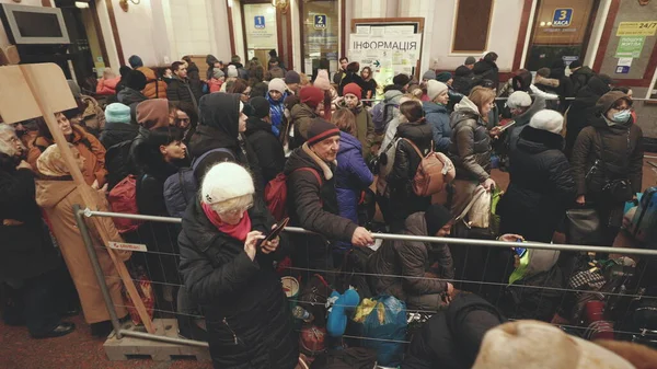 Lviv, Ukrayna - 15 Mart 2022: Ukraynalı savaş mültecilerine tren istasyonunda yardım. Gönüllüler ve mülteciler. Bir sürü insan. Ukrayna 'da savaş.