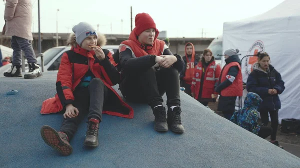 LVIV, UKRAINE - 15 Mart 2022: Ukrayna 'dan Avrupa' daki Ukraynalı mültecilerin tahliyesi sırasında çocuklar istasyonda oturuyorlar. - Savaş. Rusya Ukrayna kavramına saldırdı.