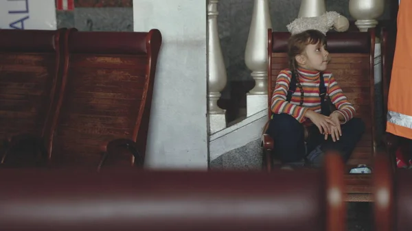 Lviv, Ukrayna - 15 Mart 2022: Lviv tren istasyonunda Avrupa 'ya kaçmak için tren bekleyen Ukraynalı küçük mülteciler. Küçük kız üzgün bir ifadeyle yüzünü çeviriyor.