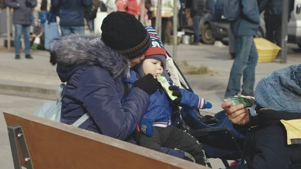 Lviv, Ukrayna - 15 Mart 2022: Rusya 'nın Ukrayna' ya düzenlediği savaş. Ukraynalı mülteciler tren istasyonunda anne ve kızı. Çocuğunu sakinleştiren kadın.