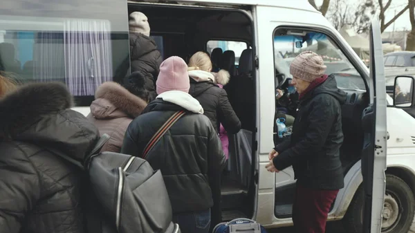 Lviv, Ukrayna - 15 Mart 2022: Farklı Ukrayna şehirleri arasında hareket eden Rus yanlısı asiler eşliğinde mülteciler için tahliye otobüsü. Zorunlu göç, insanlar evi terk ediyor..