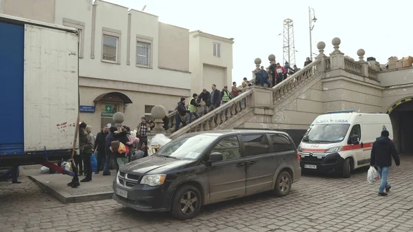 Lviv, Ukrayna - 15 Mart 2022: insani yardım. Tren istasyonundaki mülteci kalabalığı Avrupa 'dan gelen yardımı boşalttı. Ukrayna 'da savaş.