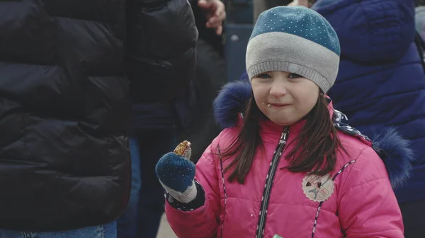 Lviv, Ukrayna - 15 Mart 2022 Ukraynalı küçük kız mültecinin portresi tren istasyonunda duruyor. Ukrayna 'da savaş. Editoryal Stok Görüntüsü.