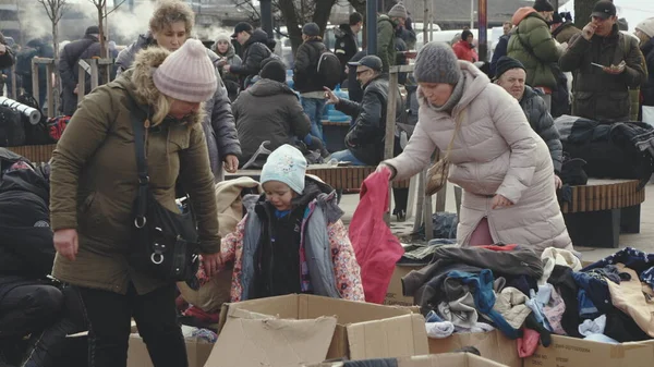 Lviv, Ukrayna - 15 Mart 2022: anne ve kız. Gönüllüler Ukraynalı mültecilere yardım etti. Ukrayna 'da savaş. Editoryal Stok Görüntüsü.