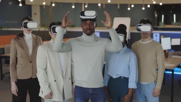 Портрет многонациональной команды офисных работников, носящих в очках VR скрещенные руки и смотрящих в камеру. Технологии, бизнес, он и его концепция. — стоковое видео