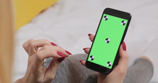 Femme tenant dans les mains appareil smartphone avec écran vert et dactylographier. — Video