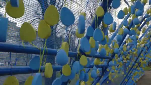 Львов, Украина - 17 апреля 2022 года: Арт-акция "Коридор жизни во Львове" — стоковое видео