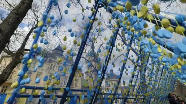 Lviv, Oekraïne - 17 april 2022: Kunstactie Corridor of Life in Lviv — Stockvideo