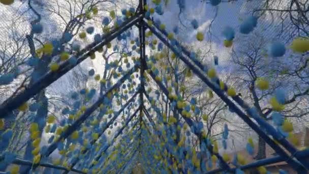 Львов, Украина - 17 апреля 2022 года: Арт-акция "Коридор жизни во Львове" — стоковое видео