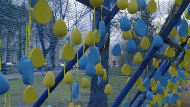 우크라이나, 리비우 - 2022 년 4 월 17 일 : Art action Corridor of Life in Lviv — 비디오