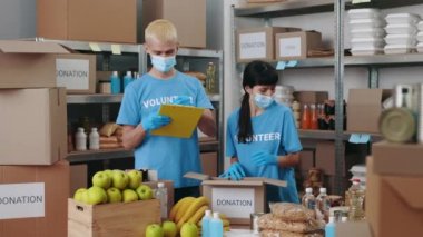 Gıda bankası deposunda çalışan gönüllü çalışanlar.
