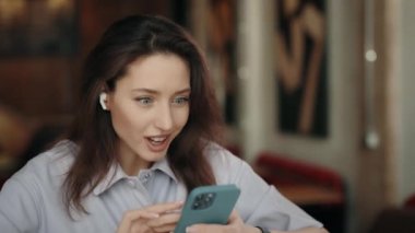 Şaşırmış bir kadın harika haberlerde 