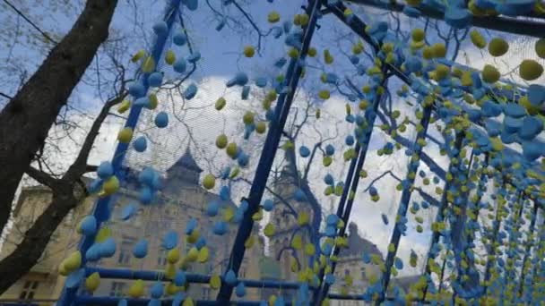 Lviv, Oekraïne - 17 april 2022: Kunstactie Corridor of Life in Lviv — Stockvideo