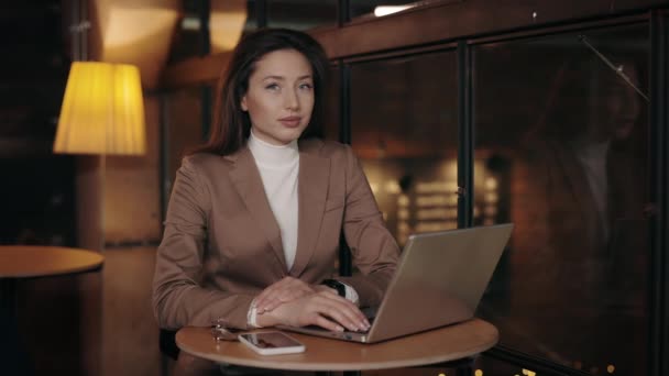 Geschäftsfrau benutzt Laptop im Café — Stockvideo