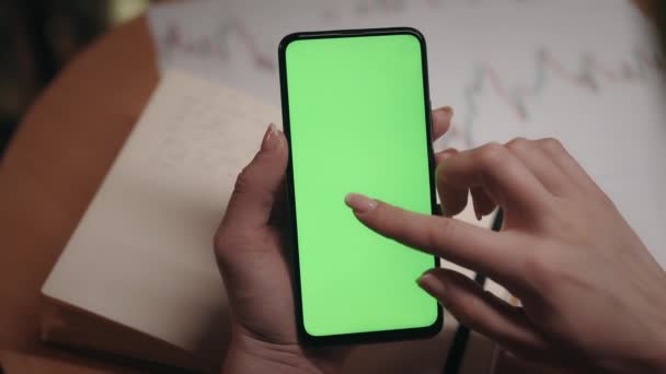 Kvinna med dokument på café med mobil med grön skärm — Stockvideo