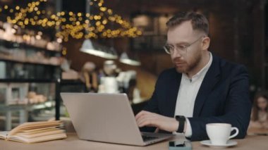 Gerilimden muzdarip bir iş adamı, aşırı çalışmadan dolayı acı çeken bir baş ağrısı yaşıyor..