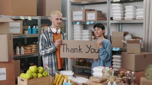 Tým dobrovolníků drží prapor s frází Děkuji — Stock video