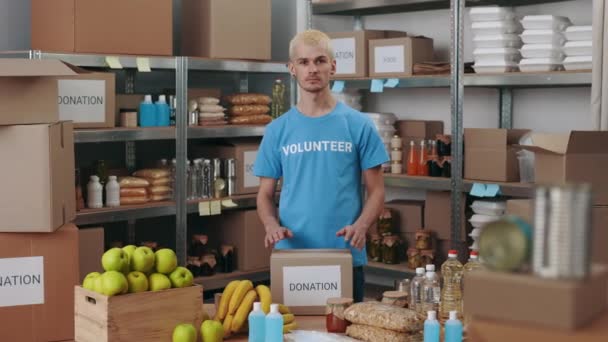 Portrét mužského hipsterského dobrovolnictví v potravinářské bance — Stock video