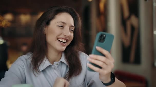 Θετική γυναίκα που έχει βιντεοκλήση στο smartphone ar cafe — Αρχείο Βίντεο