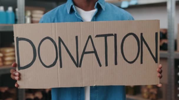 Zamknięcie afrykańskiego ochotnika trzymającego baner darowizny — Wideo stockowe