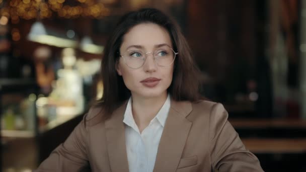 Πορτρέτο της γυναίκας αυτοπεποίθηση των επιχειρήσεων κάθεται στο καφέ — Αρχείο Βίντεο