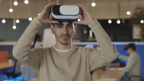 Ouvrier de bureau portant un casque VR, concept de réalité virtuelle. Portrait caucasien développeur de logiciels debout dans la salle de bureau tester de nouvelles technologies. Il, concept d'entreprise et de nouvelles technologies. — Video