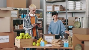 Gönüllüler tablet ve bağış kutusu kullanıyor