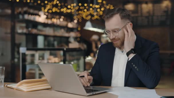 Empresário usando laptop para conexão de vídeo com colegas, reunião remota. — Vídeo de Stock