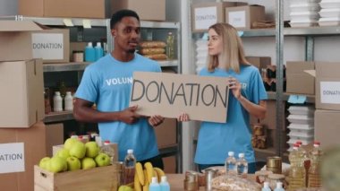 Gönüllülerin portresi metin bağışlarıyla pankart taşıyor.