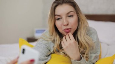 Bir kadın, akıllı telefonunda sevgilisiyle görüntülü konuşma yapıyor..