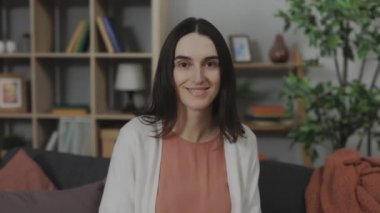 Kanepede oturan hoş beyaz kadın portresi.