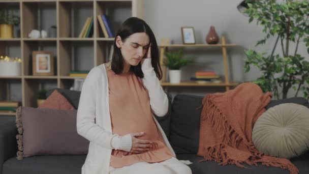 Evde baş ağrısı çeken hamile bir kadın. — Stok video