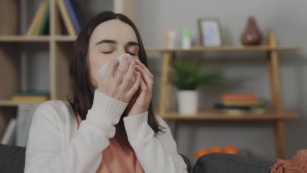 Γυναίκα φυσάει μύτη χρησιμοποιώντας χαρτομάντιλο στο σπίτι — Αρχείο Βίντεο