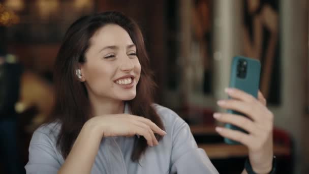 Munter Ung Kvinde Der Bruger Moderne Smartphone Til Tage Selfie – Stock-video