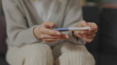 Evinde hamilelik testi olan bir kadına yakın dur.