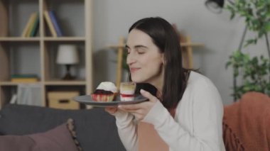 Kadın evde tatlı koklarken midesi bulanıyor.