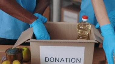 Gönüllüleri eldiven içinde bağış kutusuyla kapatın.