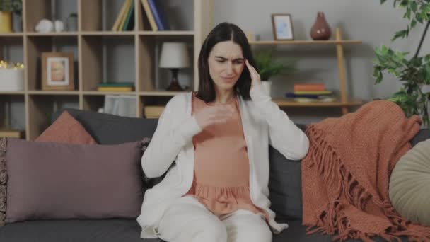Giovane donna incinta che soffre di emicrania a casa — Video Stock