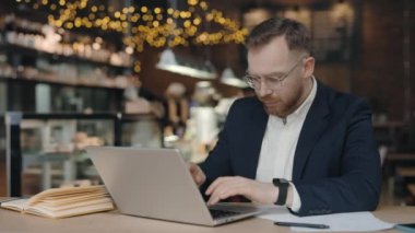 İş adamı kafasına dokunuyor, kendini yorgun ve bitkin hissediyor..