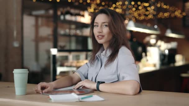 Retrato de mulher sentada no café com tablet e papéis — Vídeo de Stock