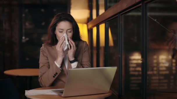 Donna d'affari starnutisce naso nel tovagliolo mentre lavora al caffè — Video Stock