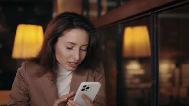 Femme faisant oui geste tout en lisant de bonnes nouvelles sur mobile — Video